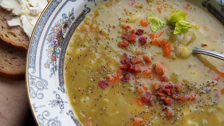 Гороховий суп з куркою і копченою ковбаскою